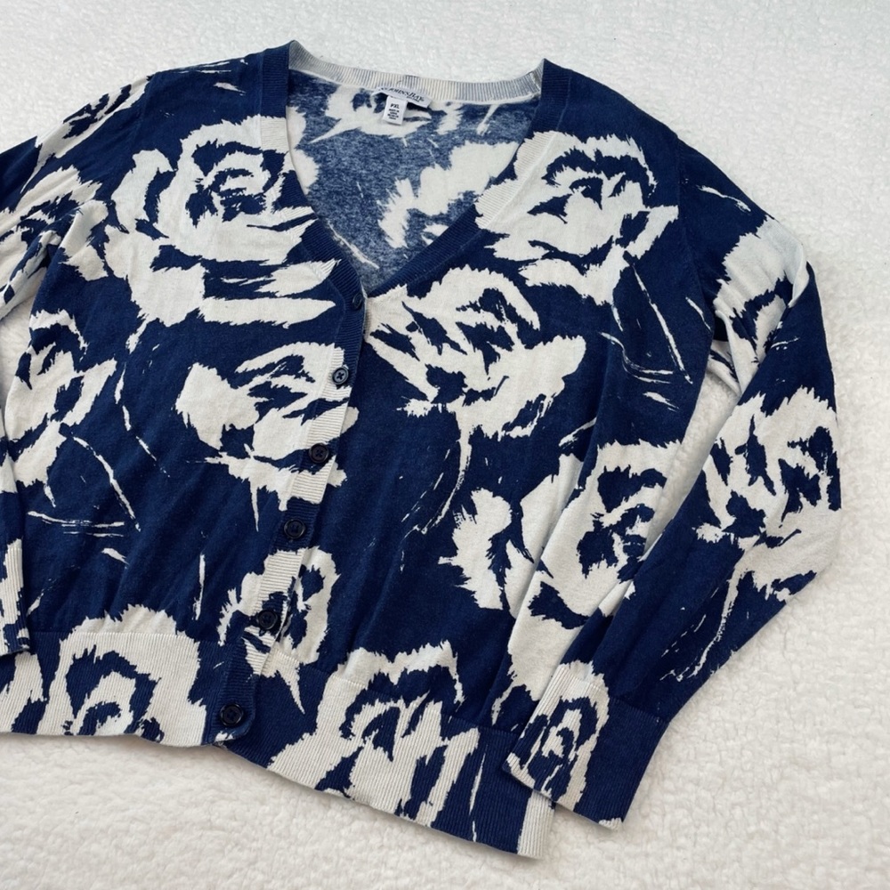 ST. JOHN’S BAY • Blue/White Floral Print V-Neck Long Sleeve Cardigan - Picture 13 of 16